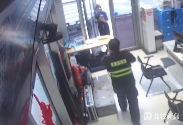 五五策略 用时两分钟！辅警百米冲刺帮便利店灭火