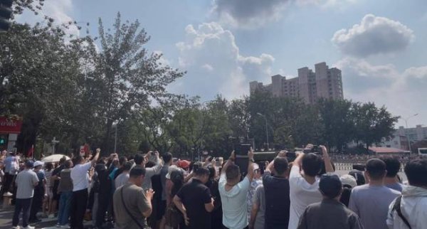 股壹佰 北京市民在复兴路目睹阅兵装备方队撤离，现场高呼“听党指挥，能打胜仗” 民众热情迎接胜利日庆典